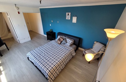 Pico - Robertson Hotel | (B00) Queen Bed Hotel Style Suite