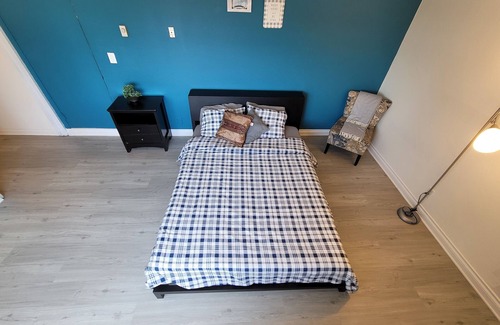 Pico - Robertson Hotel | (B00) Queen Bed Hotel Style Suite
