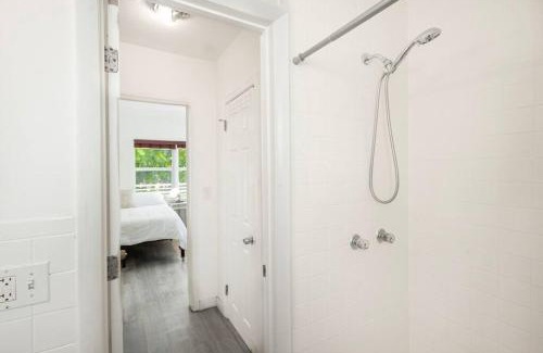 Edgewater Apartment | B06 5 min from beach studio Midtown