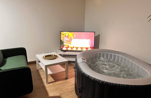 Bondy Apartment | B16 Jacuzzi 5 Étoile par Villa Dengous