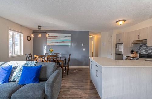 Harvie Heights House | B211-HotTub/KingBed/AC/FreeParking/View/2BR/Sleep8