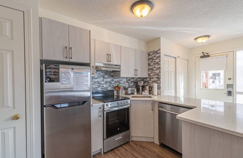 Harvie Heights House | B211-HotTub/KingBed/AC/FreeParking/View/2BR/Sleep8