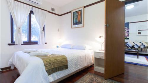 Crawley Apartment | B4 Crawley Apartment 1 BRM & Sleepout near UWA