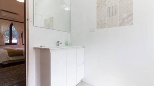 Crawley Apartment | B4 Crawley Apartment 1 BRM & Sleepout near UWA