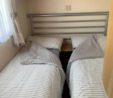 Towyn House | B58 3bed caravan, sleeps up to 8, free Wi-Fi, parking