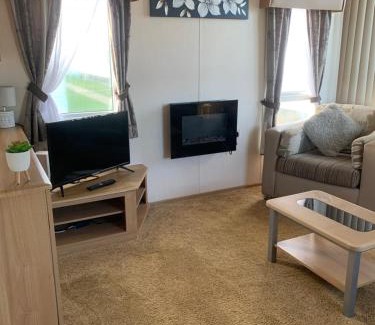 Towyn House | B58 3bed caravan, sleeps up to 8, free Wi-Fi, parking