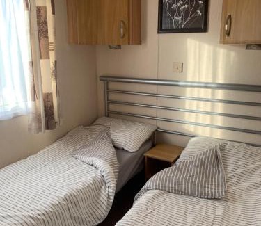 Towyn House | B58 3bed caravan, sleeps up to 8, free Wi-Fi, parking
