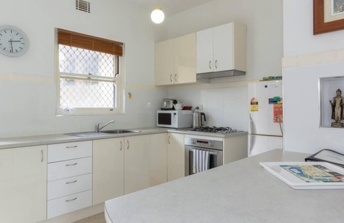 Crawley Apartment | B6 Crawley Apartment 1 BRM & Sleepout near UWA
