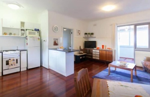 Crawley Apartment | B7 Walk to UWA close to SCGH & CBD