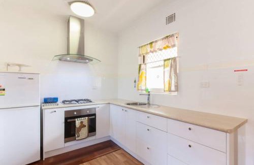 Crawley Apartment | B8 Crawley Apartment 1 BRM & Sleepout near UWA
