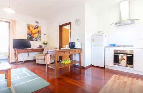Crawley Apartment | B8 Walk to UWA close to SCGH & CBD