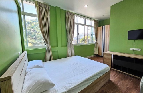 Wat Bowon Niwet Hotel | Baanpin Hotel and Cafe