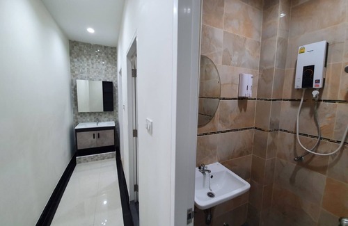 Wat Bowon Niwet Hotel | Baanpin Hotel and Cafe