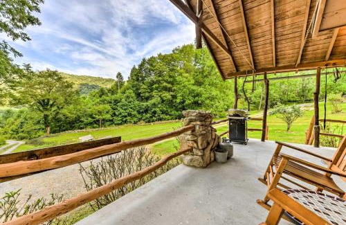 Clyde Apartment | Baby Bear Clyde Cabin on Mountain Farm!