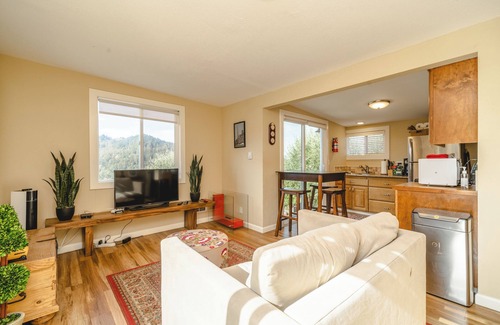 Woodacre Cottage | Baby Hawk Nest with Hot Tub and Views