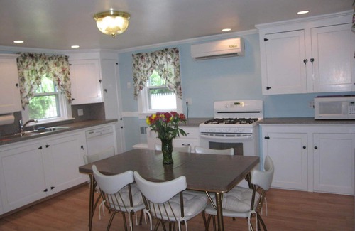West Hyannisport House | Baby & Pet Friendly, Central AC, 4 BR sleeps 8, Traveling Nurse Welcome