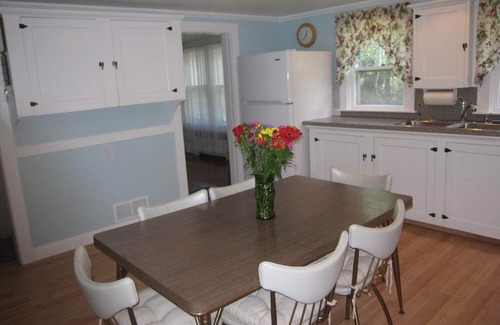 West Hyannisport House | Baby & Pet Friendly, Central AC, 4 BR sleeps 8, Traveling Nurse Welcome