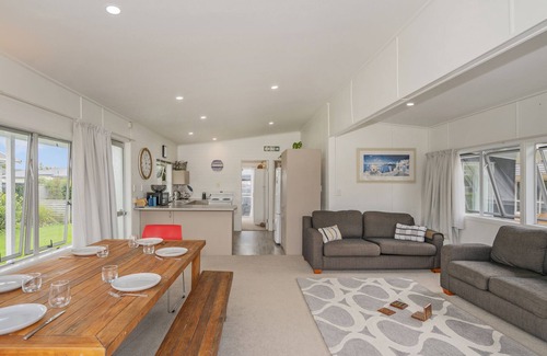 Whangamata House | Bach Life on Seabreeze - Whangamata Holiday Home