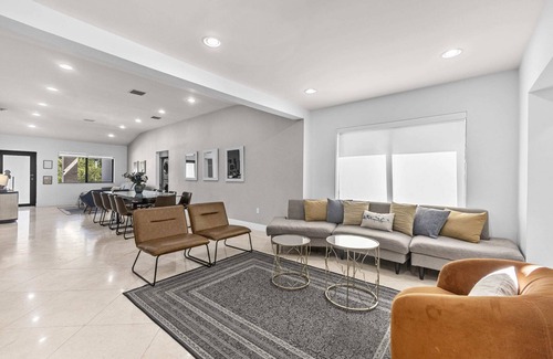 The Roads House | Bachelorette Oasis- Pool, Firepit, Close to Brickell, Flower Wall, Free Parking