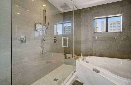 The Roads House | Bachelorette Oasis- Pool, Firepit, Close to Brickell, Flower Wall, Free Parking
