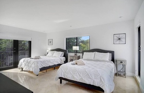 The Roads House | Bachelorette Oasis- Pool, Firepit, Close to Brickell, Flower Wall, Free Parking