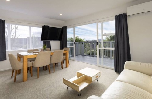 Mount Roskill Apartment | Back House 1564 · The Cottage: 4 Bedroom 3 bath Mount Roskill
