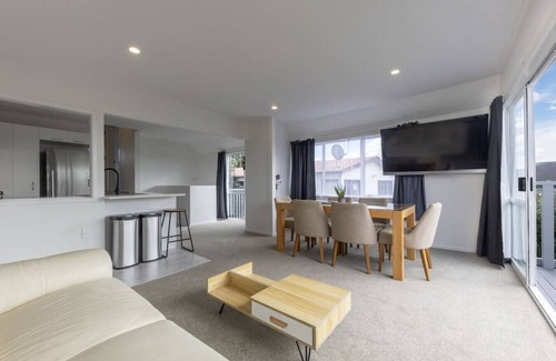 Mount Roskill Apartment | Back House 1564 · The Cottage: 4 Bedroom 3 bath Mount Roskill