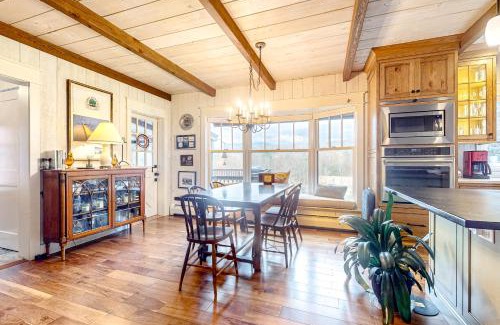 Manchester Center House | Back Nine Bluff