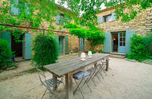 Laudun House | Back to Basics, Provencal farmhouse lost in the vineyards of Provence.