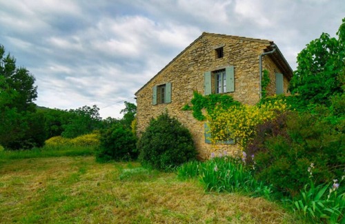 Laudun House | Back to Basics, Provencal farmhouse lost in the vineyards of Provence.