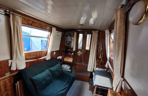 Stanstead Abbots Boat Rental | Back to basics onboard a boat
