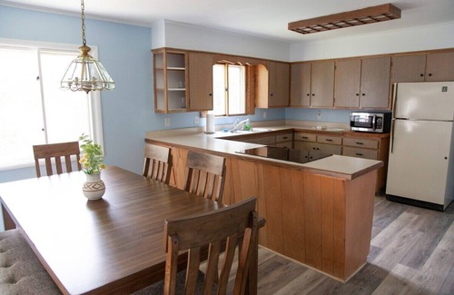 Western Gardens House | Backyard Bungalow: Dog Friendly with Fenced Yard
