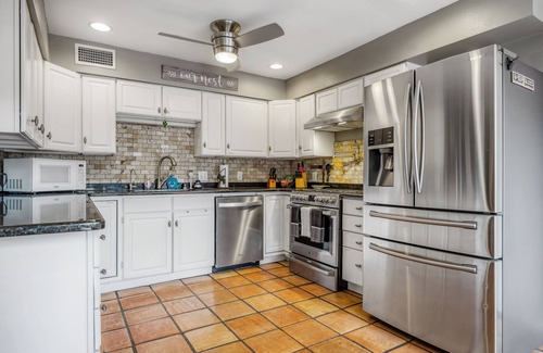 Flour Bluff House | Backyard fishing & birdwatching - 3,600sqft home near beach w/hot tub, gazebo