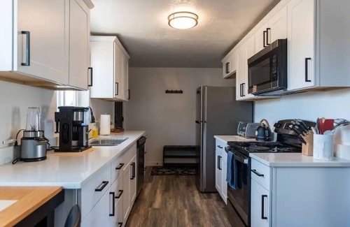 South Salt Lake House | Backyard Mountain View Oasis ~ Sleeps 10 - Chinatown, Downtown