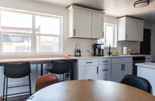 South Salt Lake House | Backyard Mountain View Oasis ~ Sleeps 10 - Chinatown, Downtown