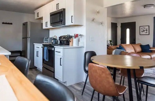 South Salt Lake House | Backyard Mountain View Oasis ~ Sleeps 10 - Chinatown, Downtown