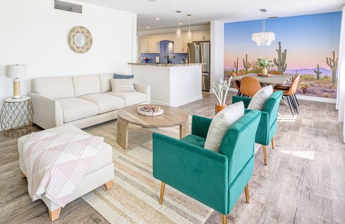 Village Grove House | Backyard Oasis - Old Town: 5 Minutes - FREE Heated Pool