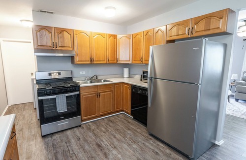 Riverside House | Badea’s 3- bedroom Cozy house . Close to Everything.
