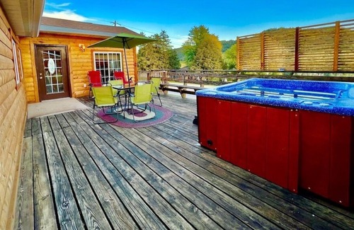 Lansing Cabin | Badger...3 BR Cabin w/ Hot Tub