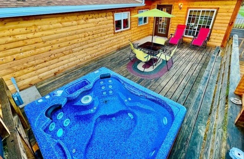 Lansing Cabin | Badger...3 BR Cabin w/ Hot Tub