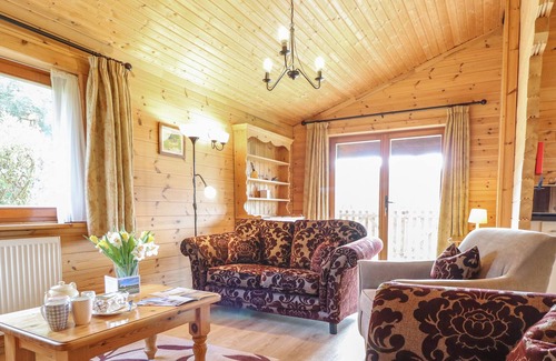 Lincoln Cottage | BADGER LODGE, pet friendly, with hot tub in Bardney