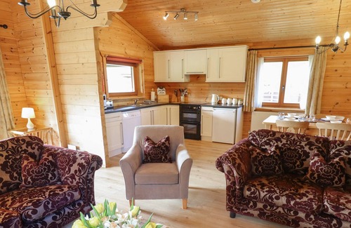 Lincoln Cottage | BADGER LODGE, pet friendly, with hot tub in Bardney