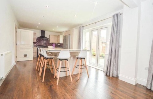 Wroughton House | Badgers House Long Stay Discounts Free Parking