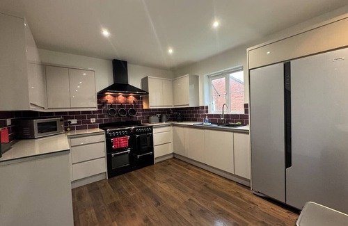 Wroughton House | Badgers House Long Stay Discounts Free Parking