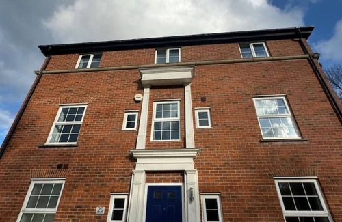 Wroughton House | Badgers House Long Stay Discounts Free Parking