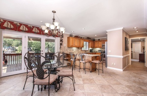 New London House | Badin Lake Waterfront Home with Paddleboards and Kayak.Sleeps 12