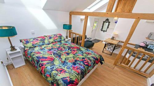 Georgeham House | Bag-End House - Unique home with Balcony, Beautiful Views, Ping Pong and Hot Tub option - Sleeps 14