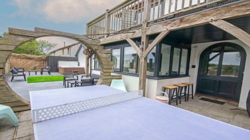 Georgeham House | Bag-End House - Unique home with Balcony, Beautiful Views, Ping Pong and Hot Tub option - Sleeps 14