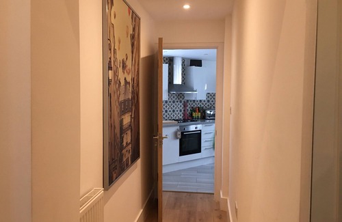 Bagshot Apartment | Bagshot 2 Bed 1 Bath Pennyhill Ascot Wentworth Pets OK Parking Ground Floor