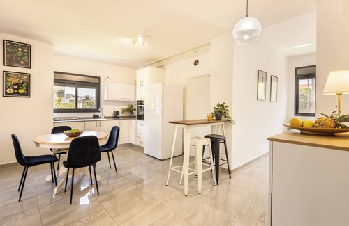Haifa Apartment | Bahai Gardens Vista Apts by Sea N' Rent